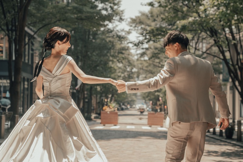 おしゃれな街並みを背景に