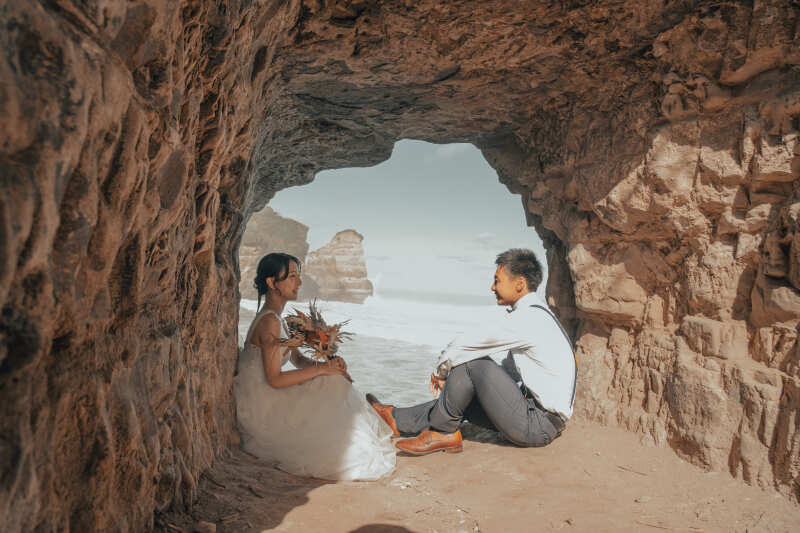 小さな洞窟の中で