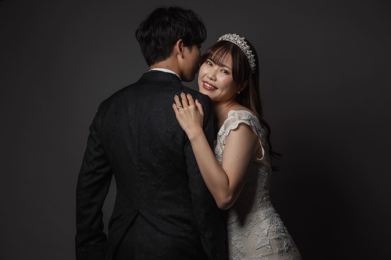 純白のドレスとグレーの背景のコントラストが美しい！