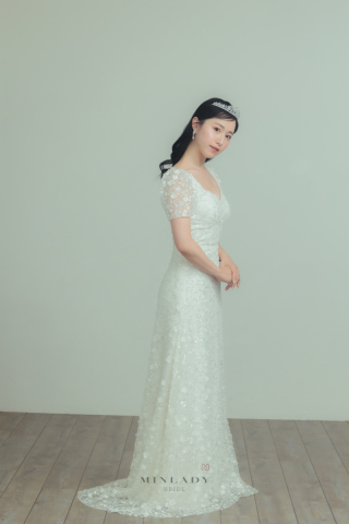 韓国スタイル スレンダーライン キラキラ ウェデングドレス