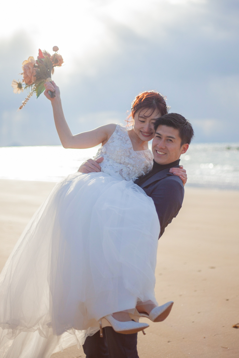 お姫さま抱っこで弾ける笑顔