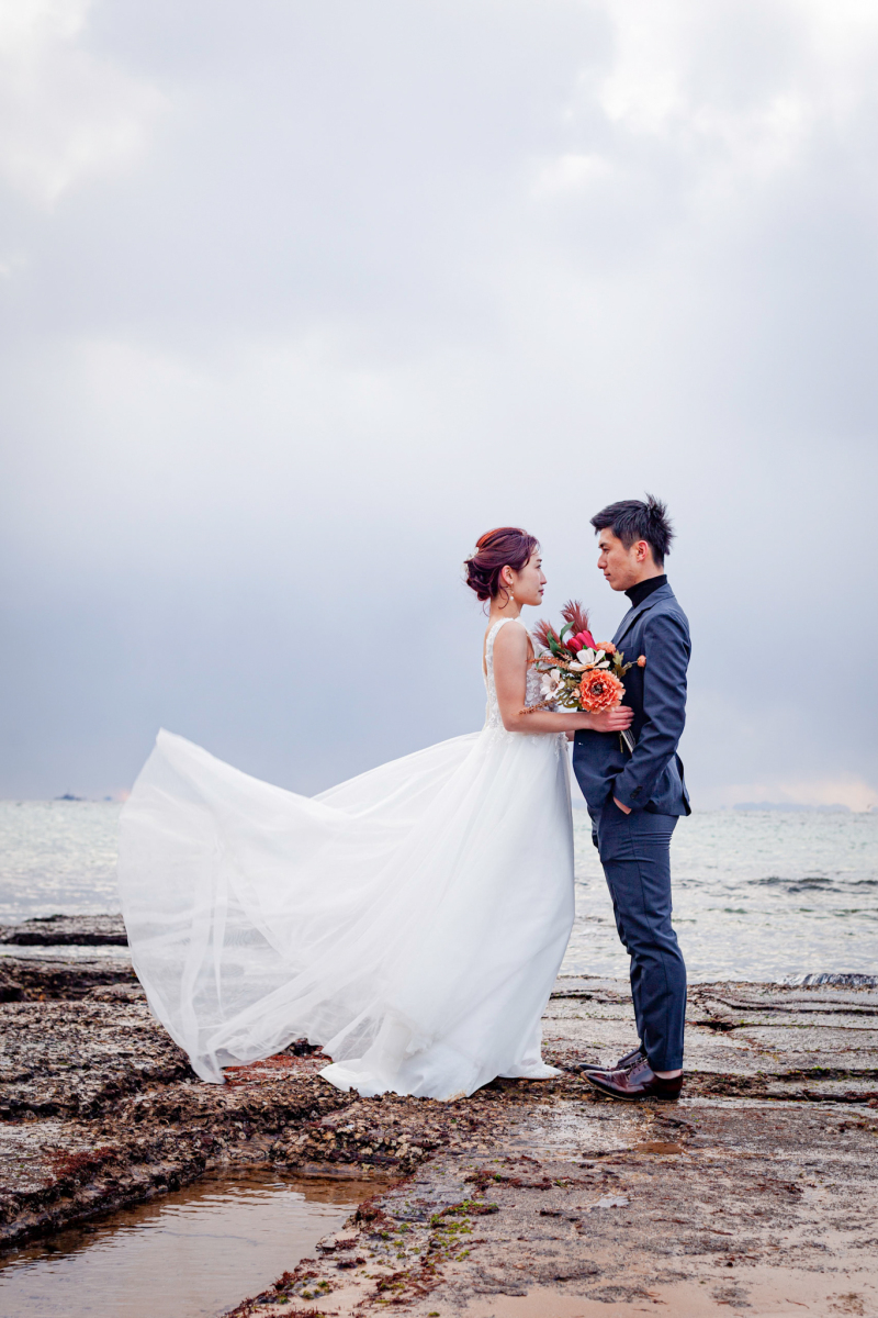 ドレスが風に舞うドラマティックショット