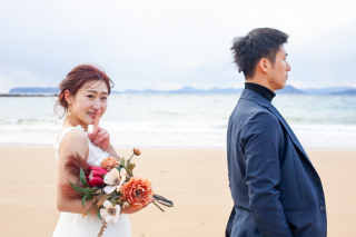 どんな表情も愛おしい、海辺で過ごす記念日