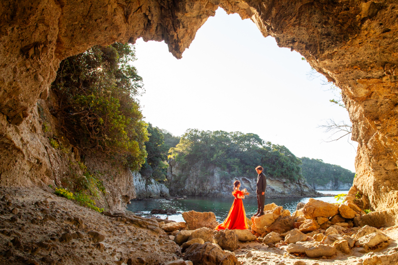 洞窟で過ごす特別なシーン