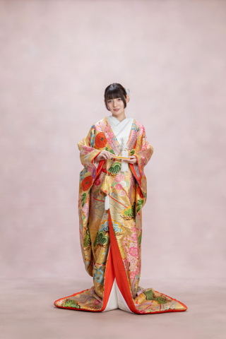 金地の色打掛・花々