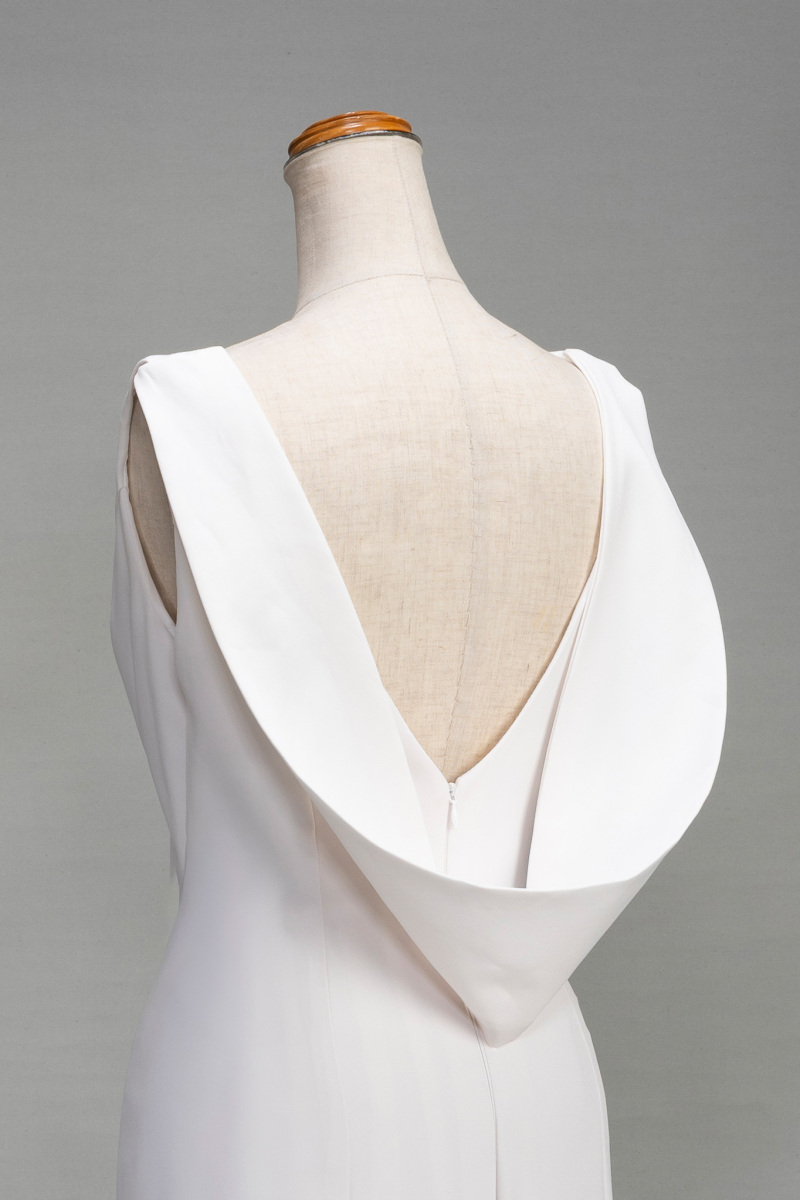 バックシャンスレンダードレス