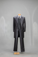 ダークグレー・格子柄のベストとタイ