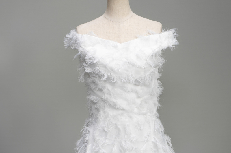 フェザーオフショルドレス