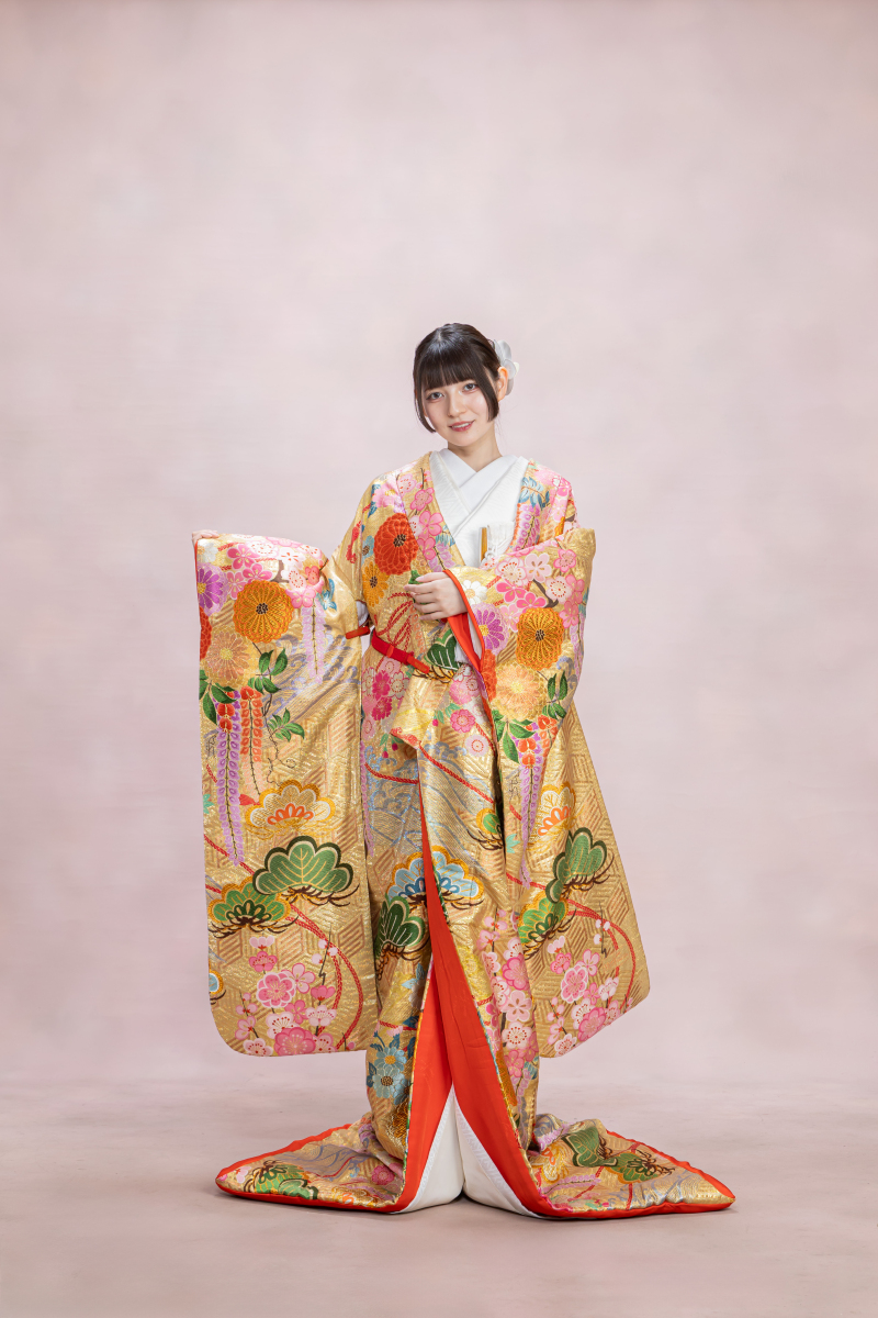 金地の色打掛・花々