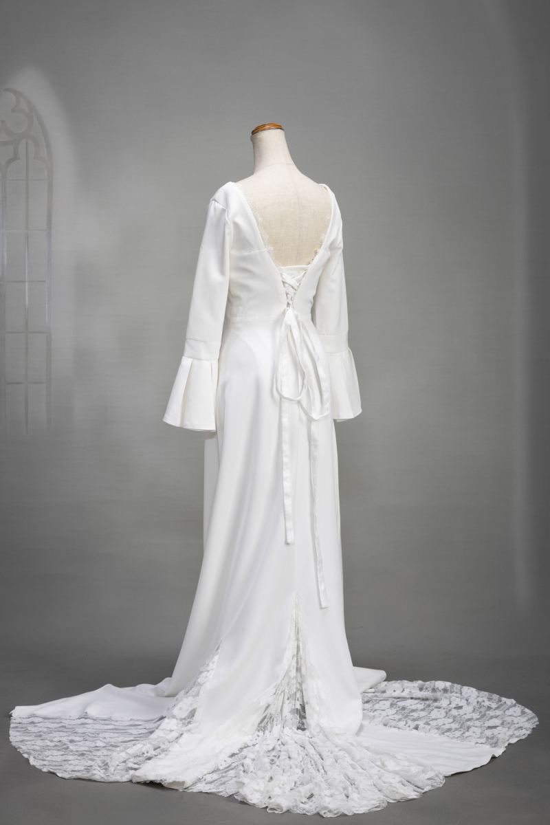 ベルスリーブドレス