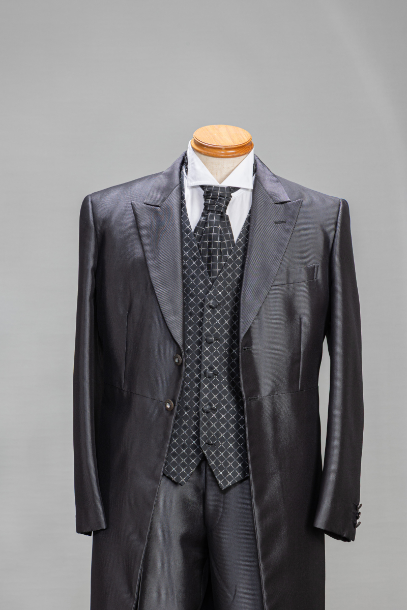 ダークグレー・格子柄のベストとタイ