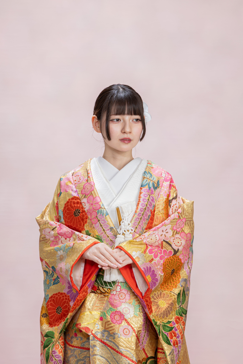 金地の色打掛・花々