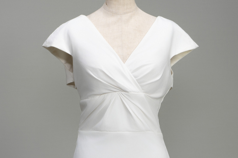 バックリボンドレス