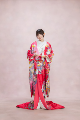 ピンクと赤の色打掛・花々・鶴