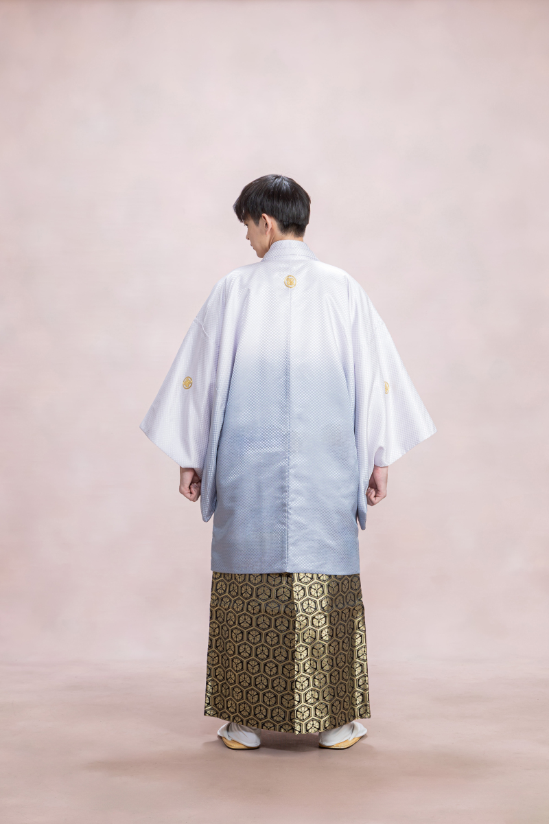 淡いピンクとブルーグレーのグラデーション・金の亀甲文様