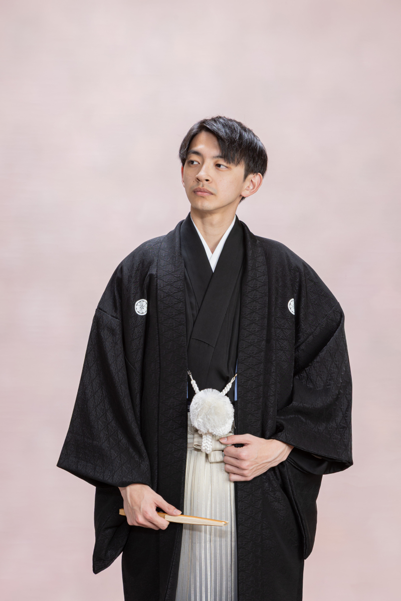 黒の地紋入りの羽織・白と黒のグラデーションの袴