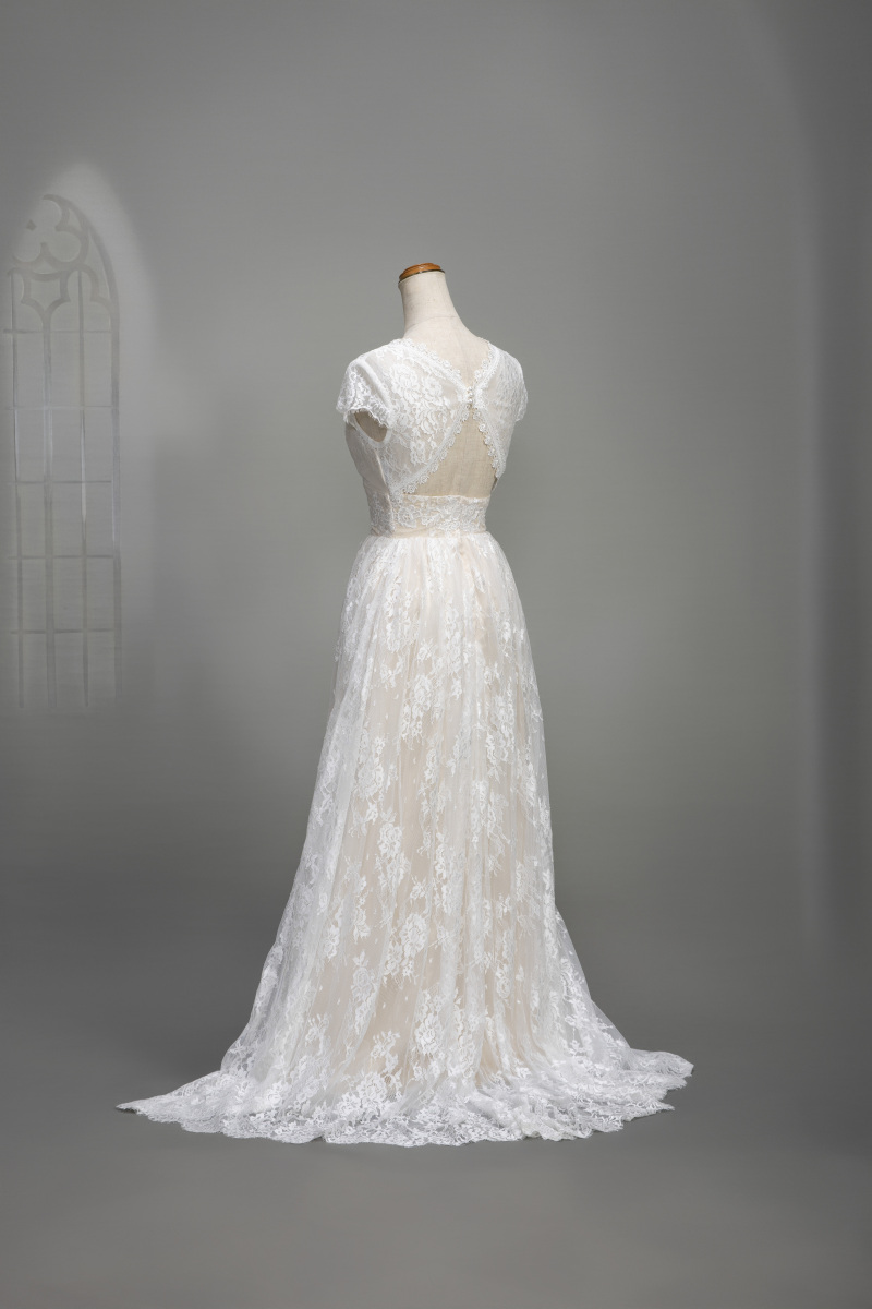 レースカットアウトドレス