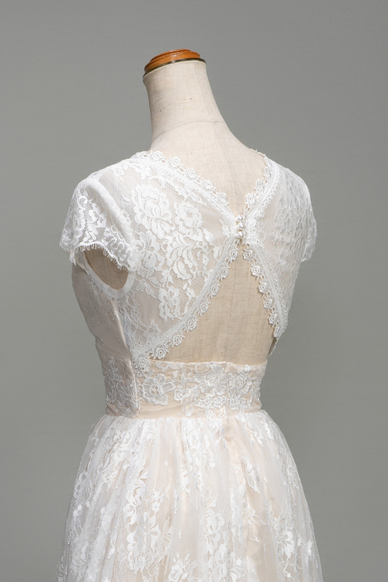 レースカットアウトドレス