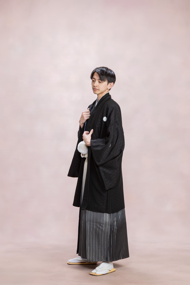 黒の地紋入りの羽織・白と黒のグラデーションの袴