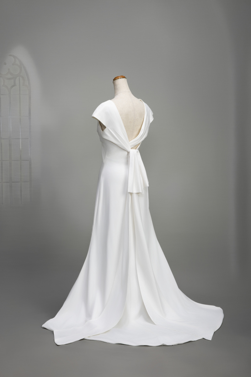 バックリボンドレス