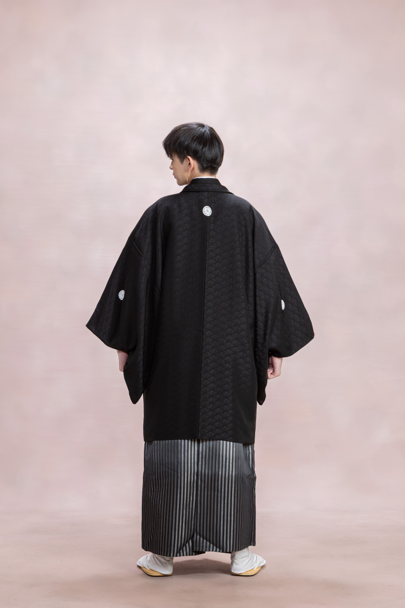 黒の地紋入りの羽織・白と黒のグラデーションの袴