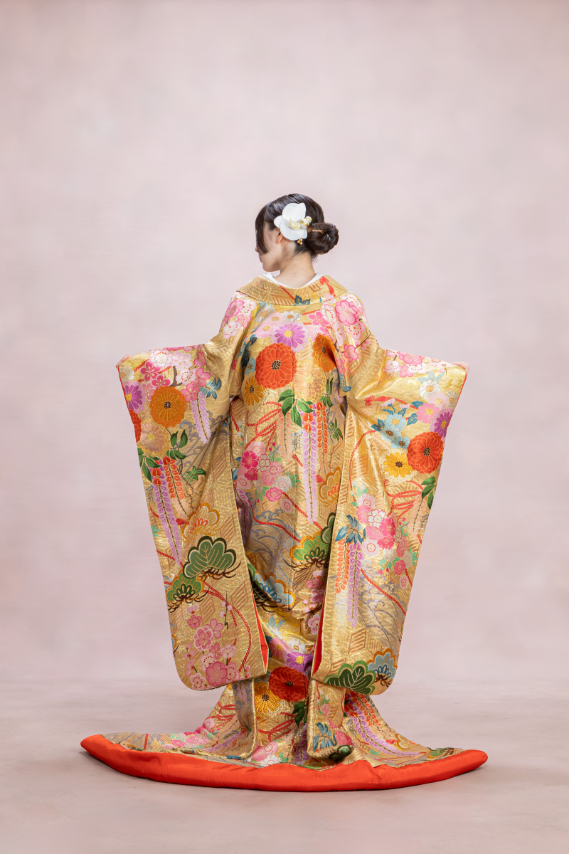 金地の色打掛・花々