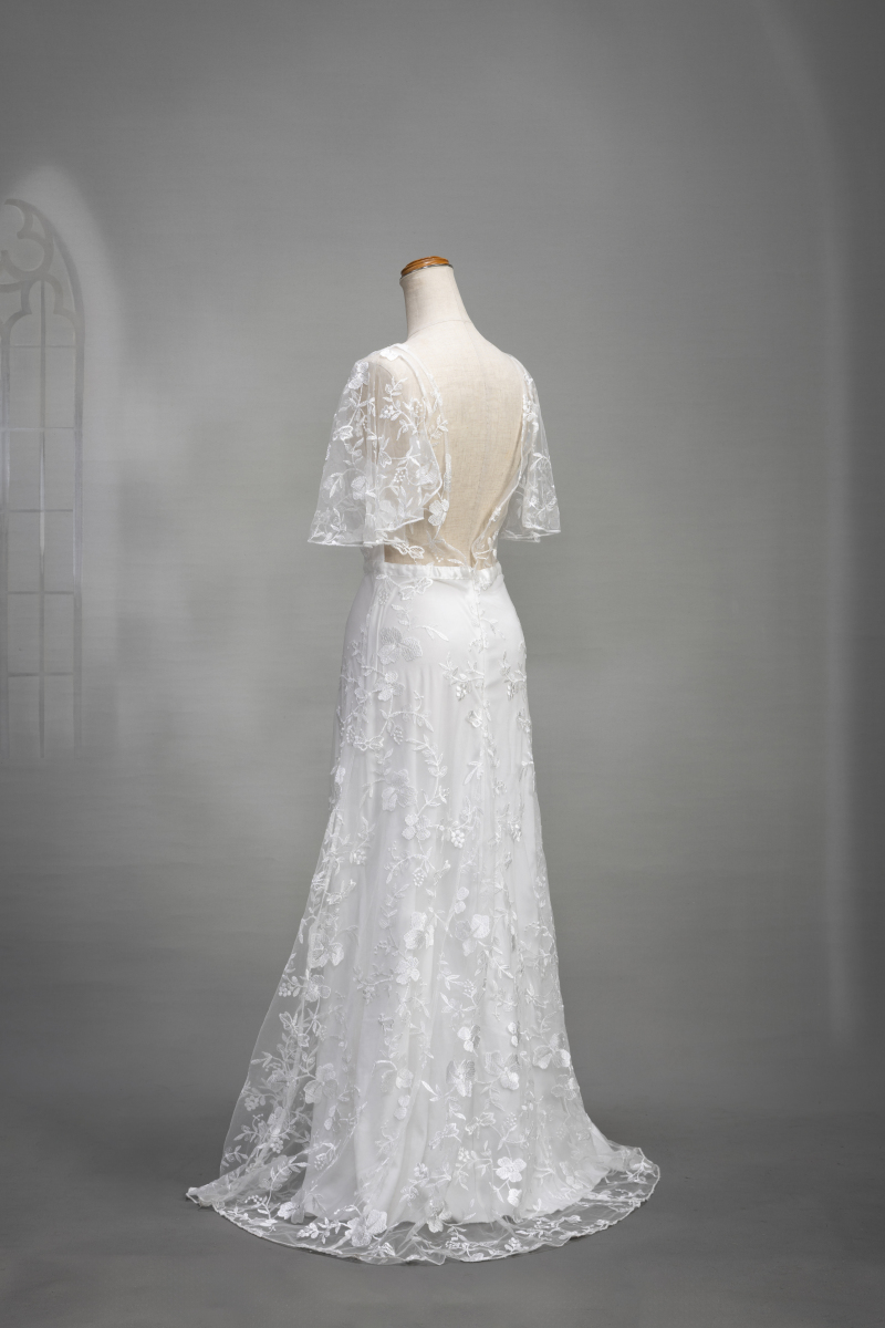 バックオープンレースドレス