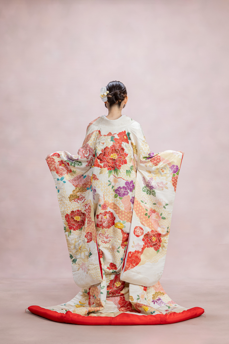 白地の色打掛・花々