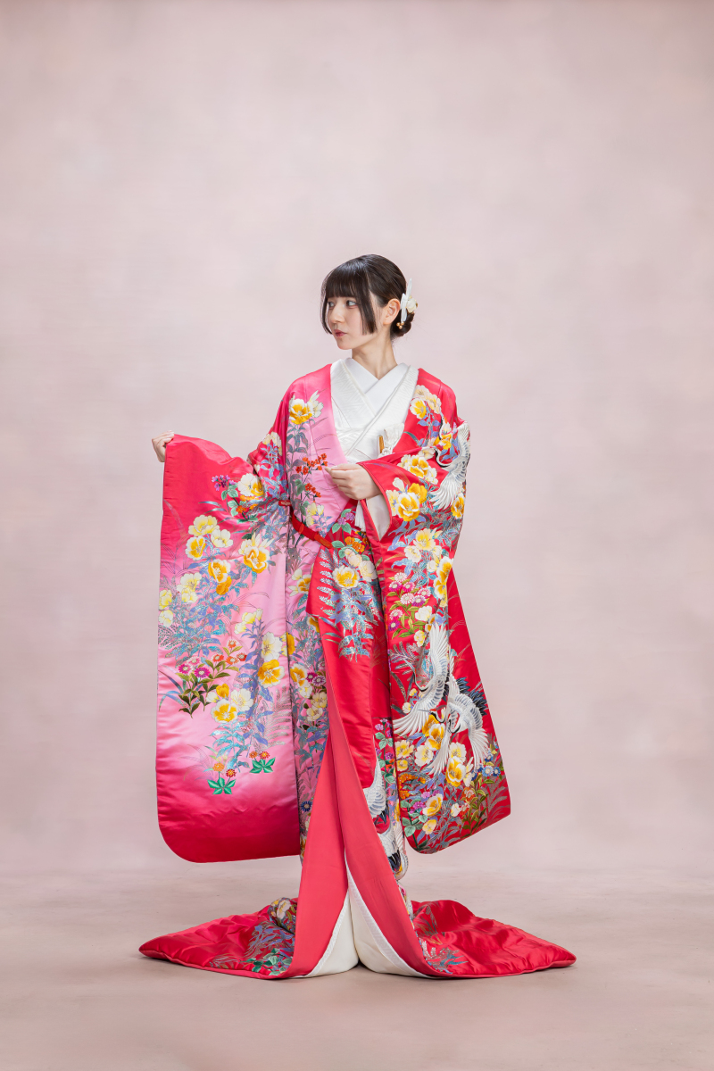 ピンクと赤の色打掛・花々・鶴