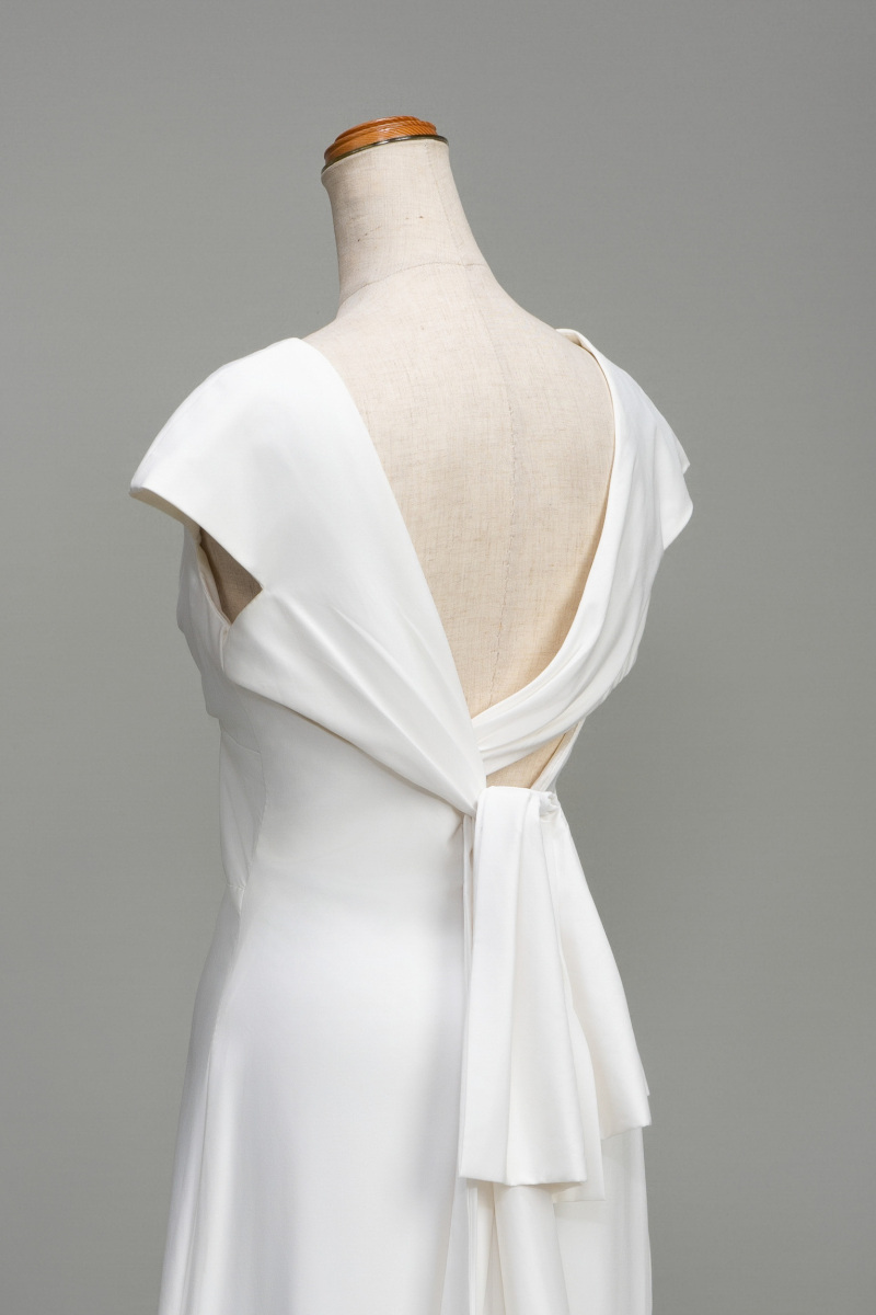 バックリボンドレス