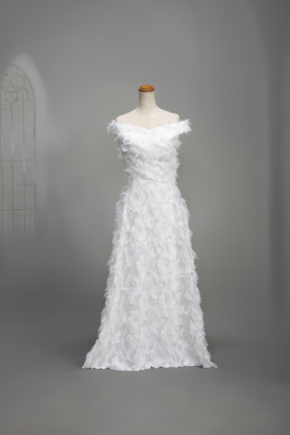 フェザーオフショルドレス