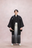 黒の地紋入りの羽織・白と黒のグラデーションの袴