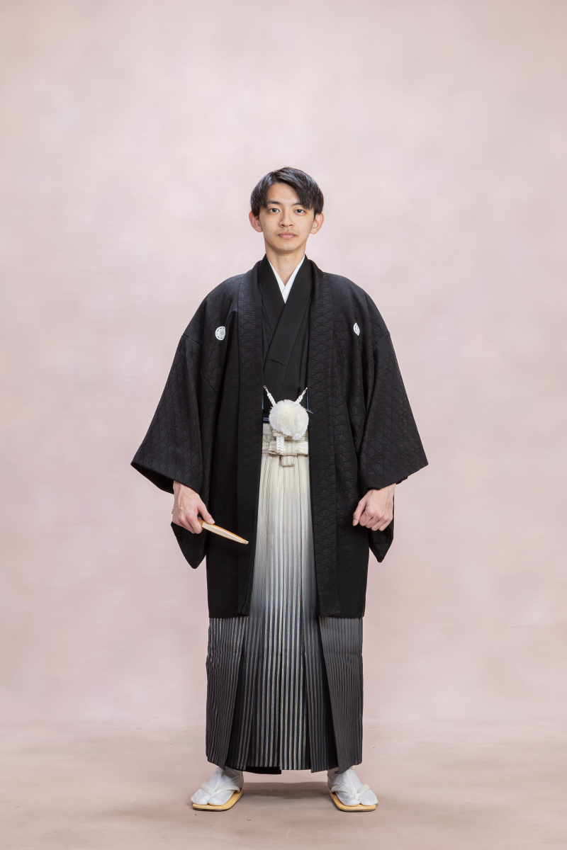 黒の地紋入りの羽織・白と黒のグラデーションの袴