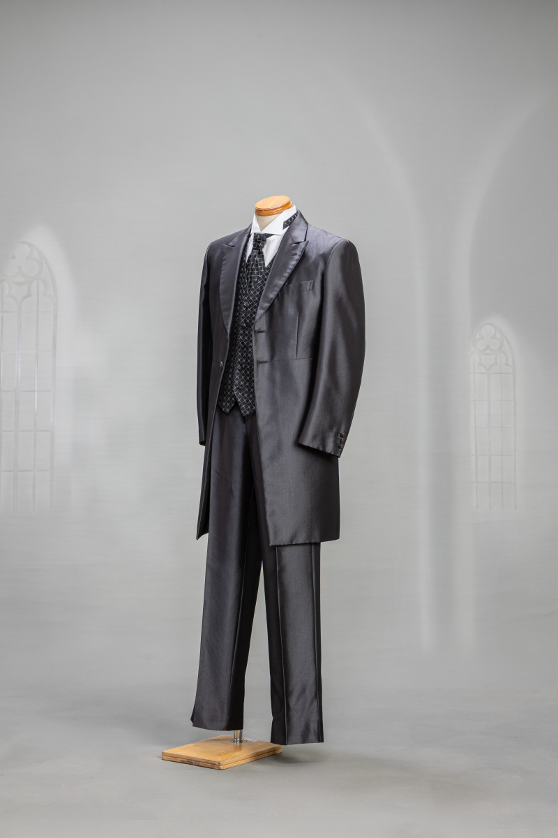 ダークグレー・格子柄のベストとタイ