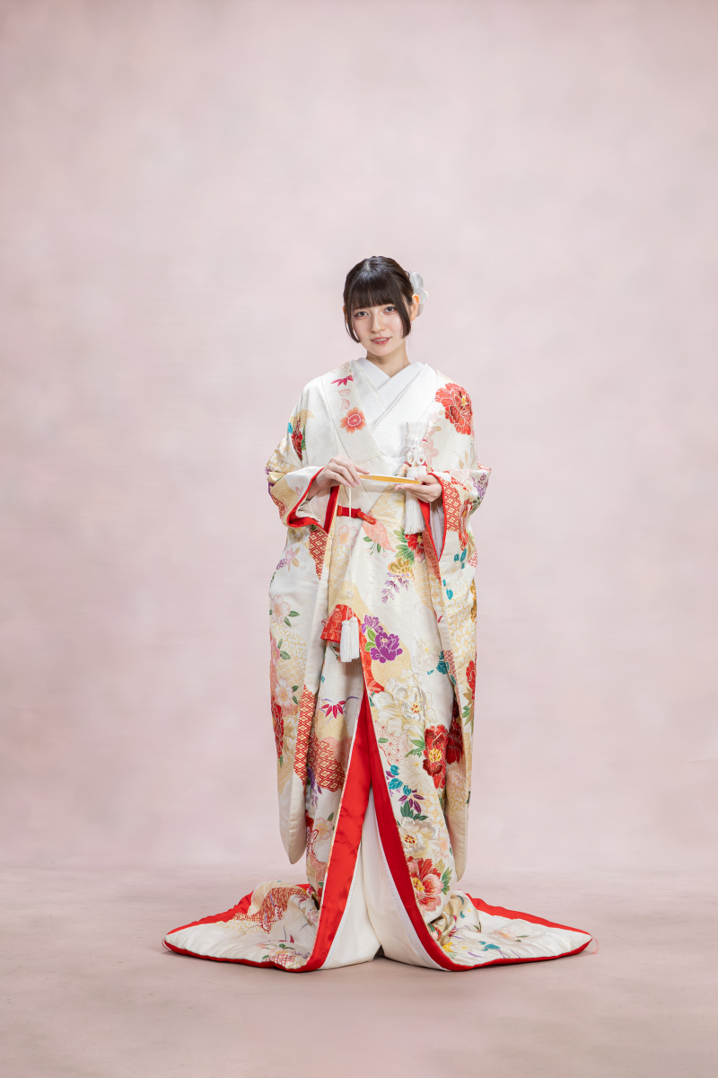 白地の色打掛・花々