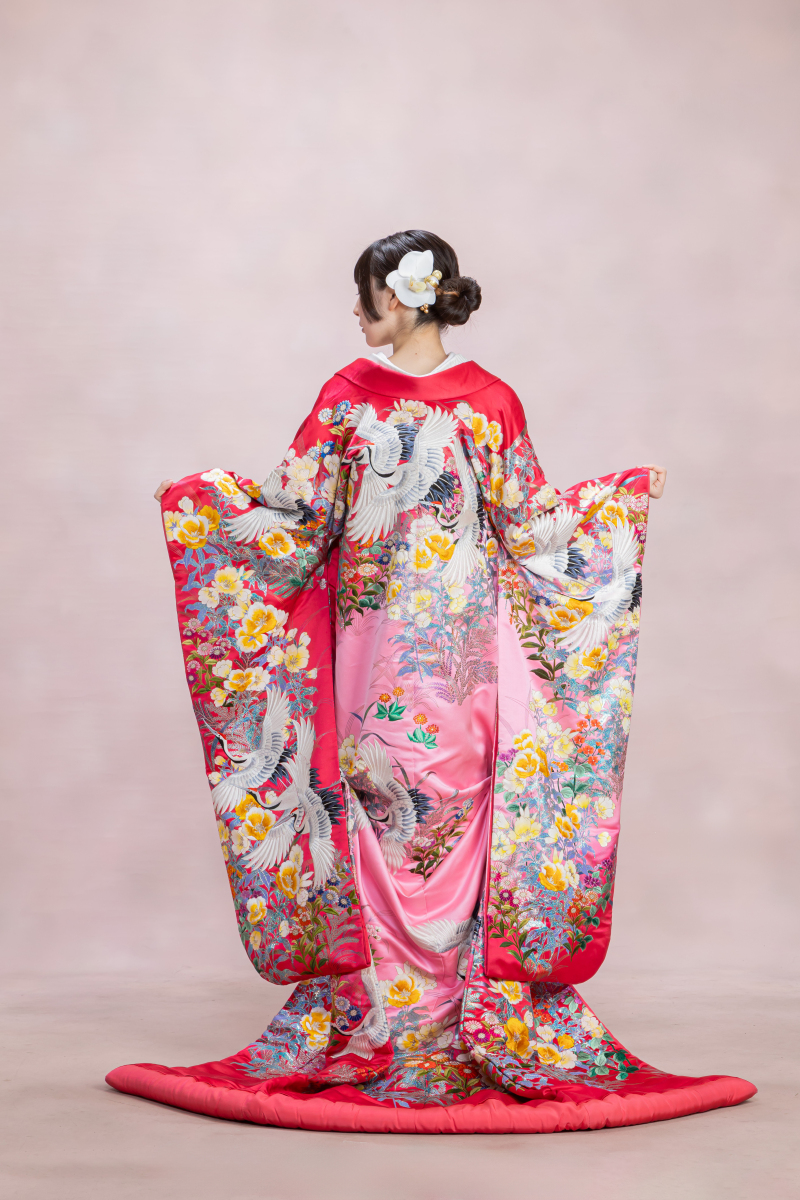 ピンクと赤の色打掛・花々・鶴