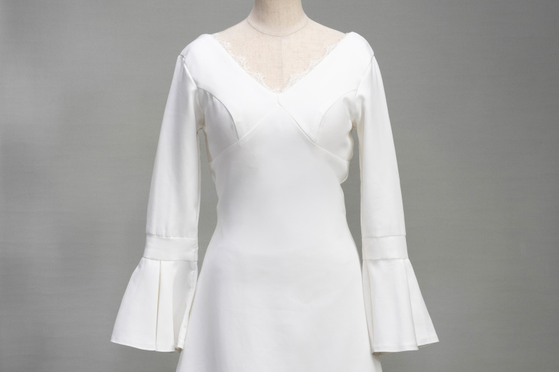 ベルスリーブドレス