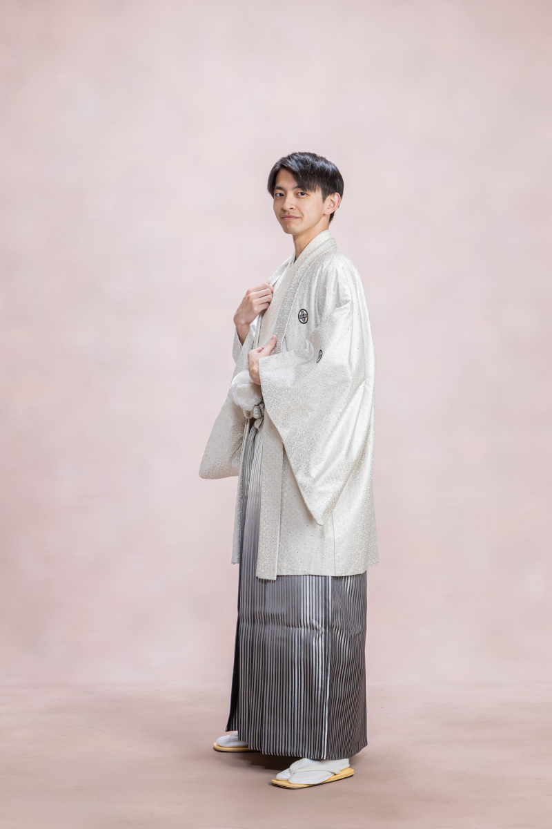 白の羽織・銀鼠色の縞袴