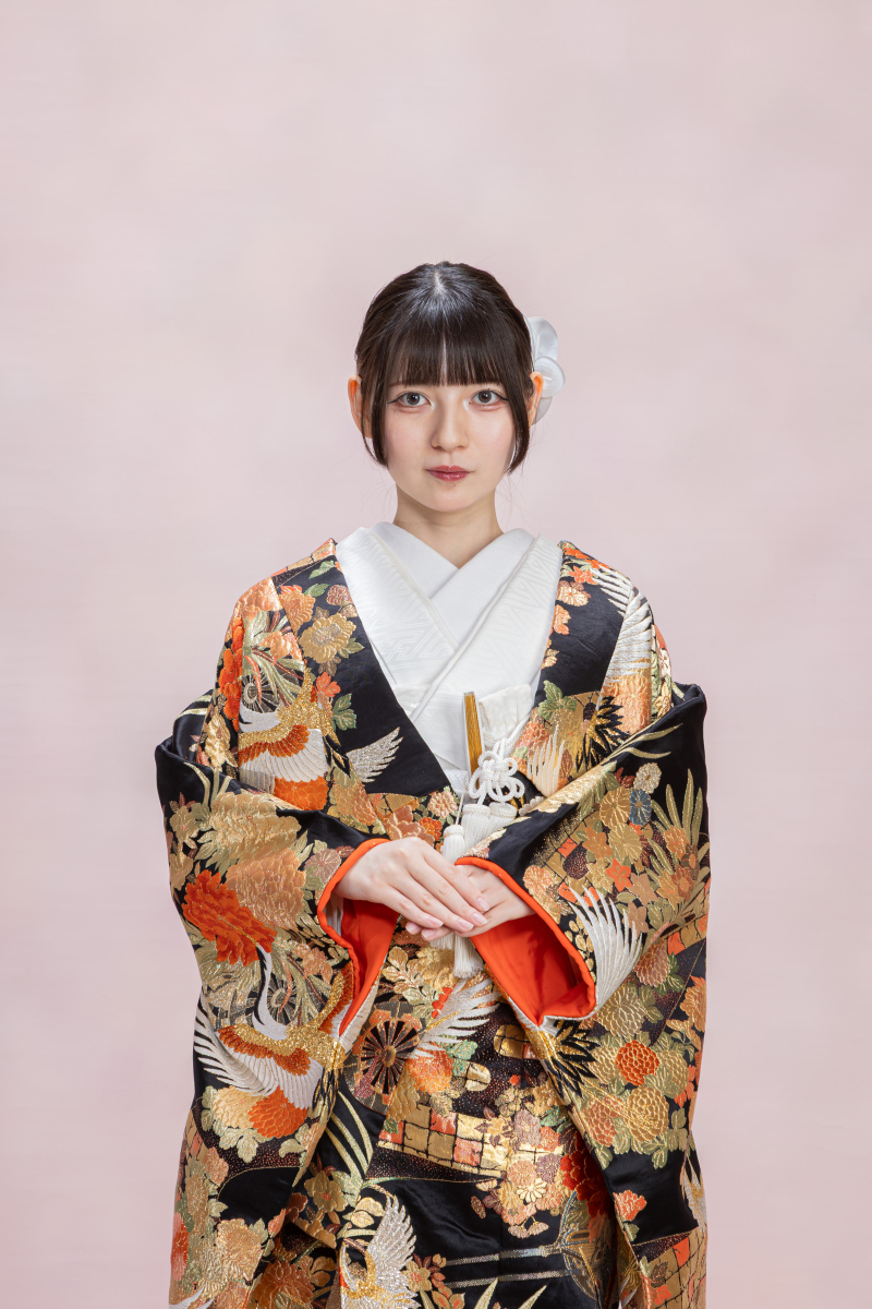 黒の色打掛・金糸の刺繍・鶴・牡丹