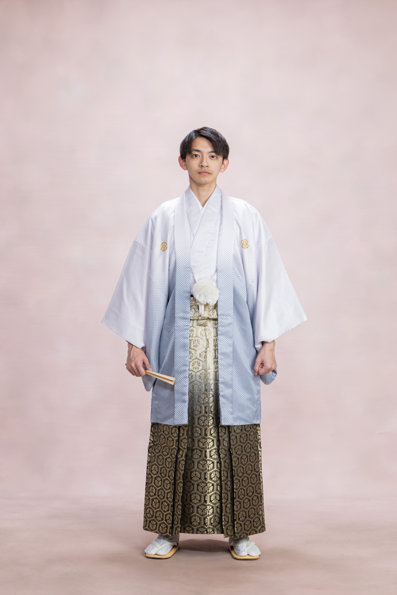 淡いピンクとブルーグレーのグラデーション・金の亀甲文様