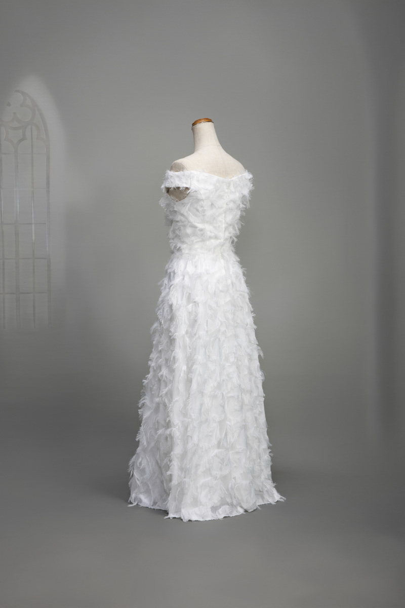 フェザーオフショルドレス