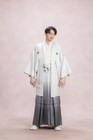 白の羽織・銀鼠色の縞袴