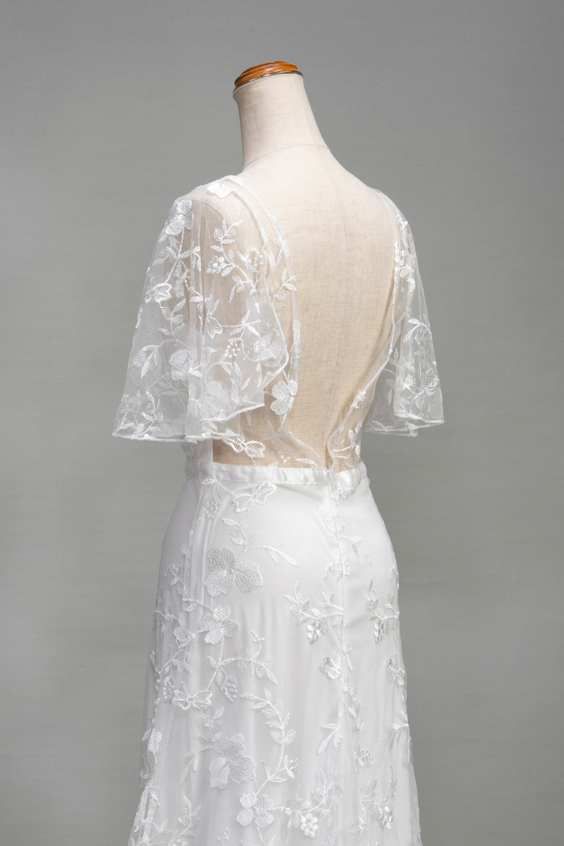 バックオープンレースドレス