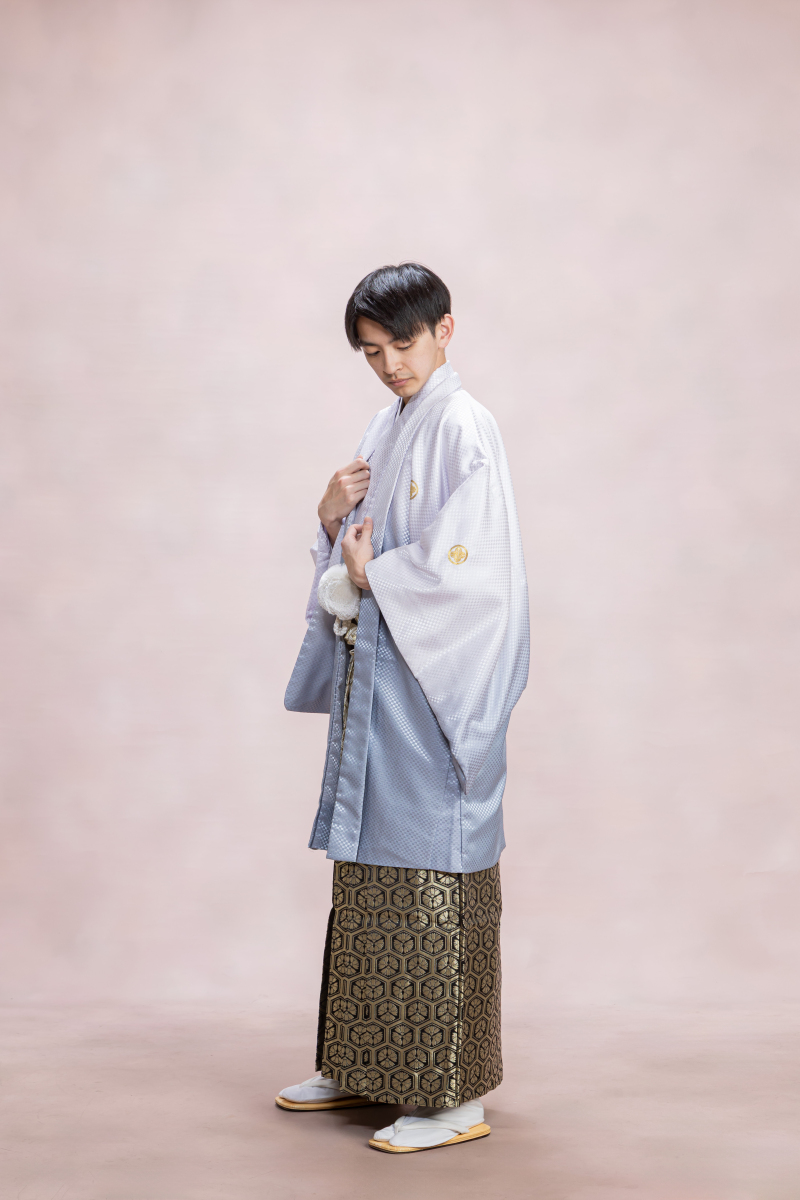 淡いピンクとブルーグレーのグラデーション・金の亀甲文様