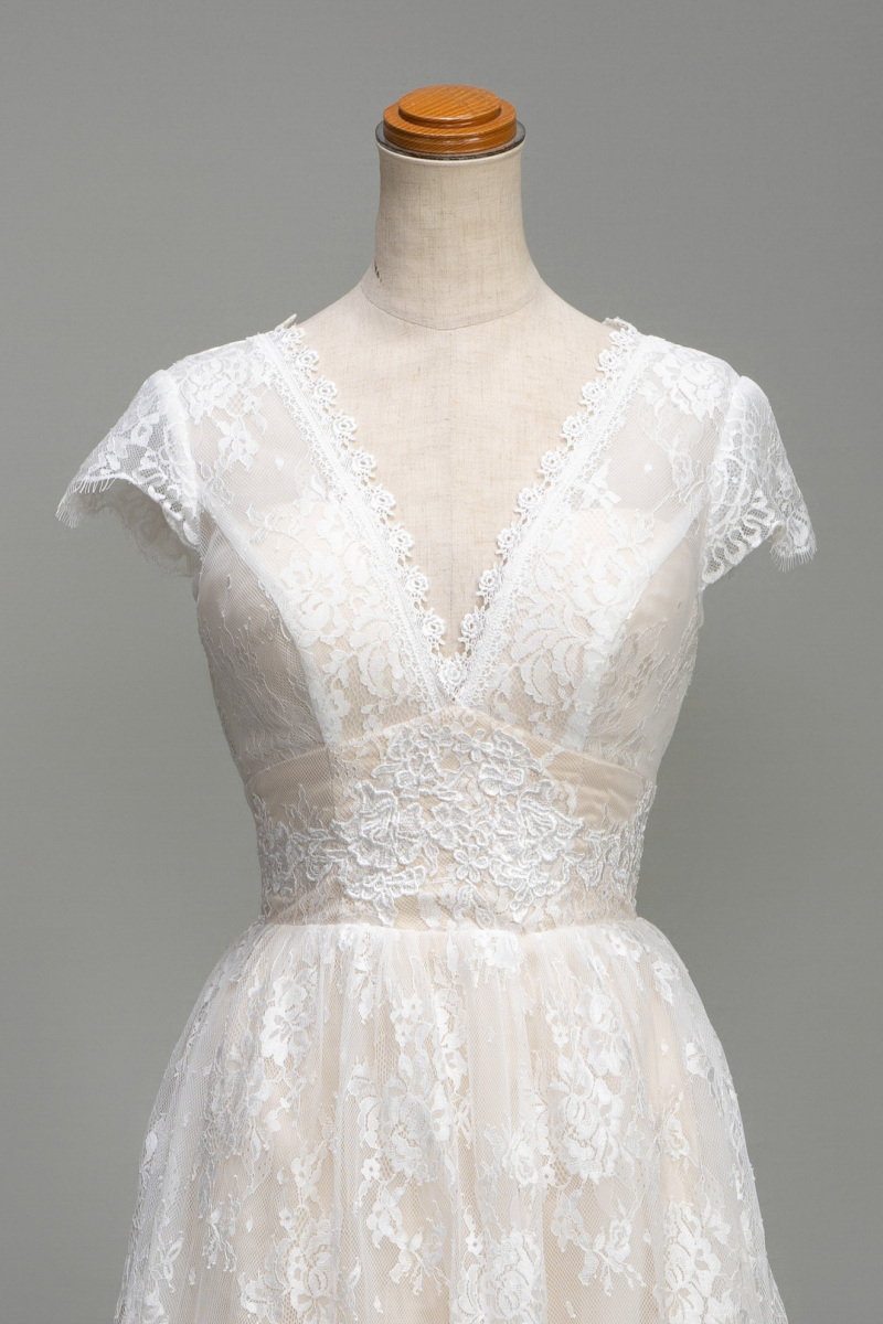 レースカットアウトドレス