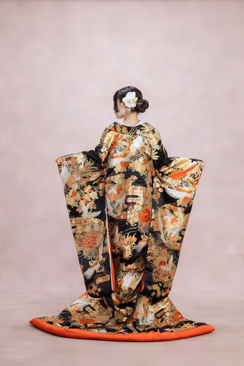 黒の色打掛・金糸の刺繍・鶴・牡丹