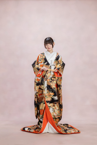 黒の色打掛・金糸の刺繍・鶴・牡丹