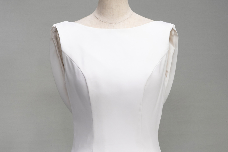 バックシャンスレンダードレス