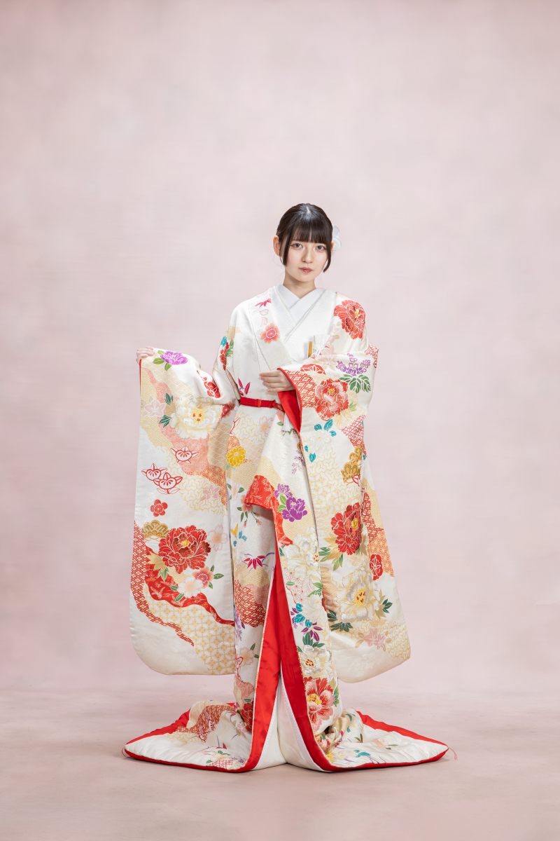 白地の色打掛・花々