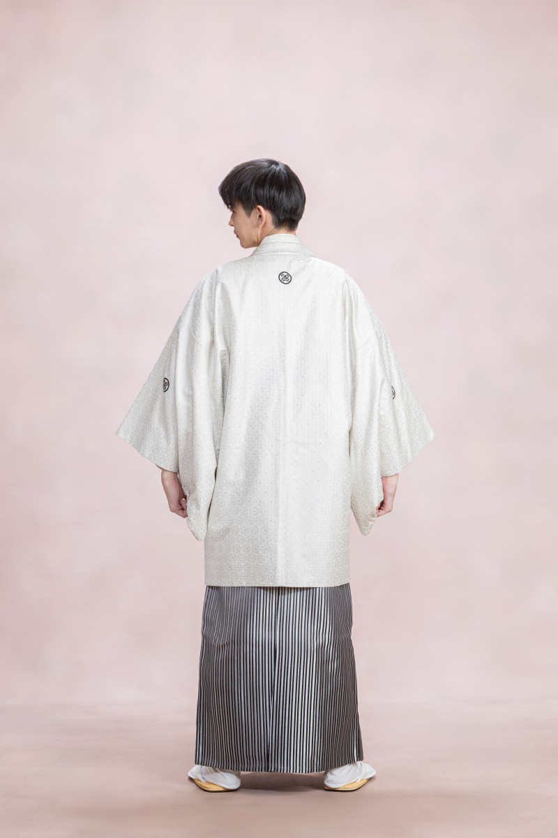 白の羽織・銀鼠色の縞袴